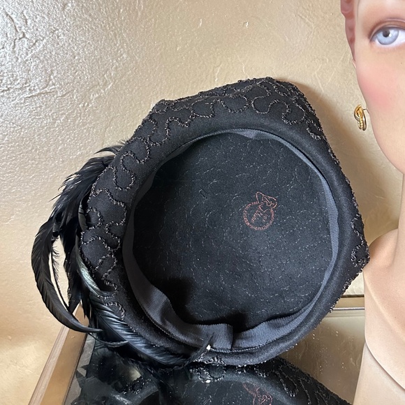 REFINED 1940S' BLACK FELT BERET + UNDULATING CORD TRIM + BLACK ROOSTER FEATHERS - Picture 13 of 14